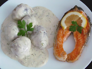 Somon la gratar cu cartofi copti in sos de smantana / Grilled salmon with baked potatoes in sour cream sauce