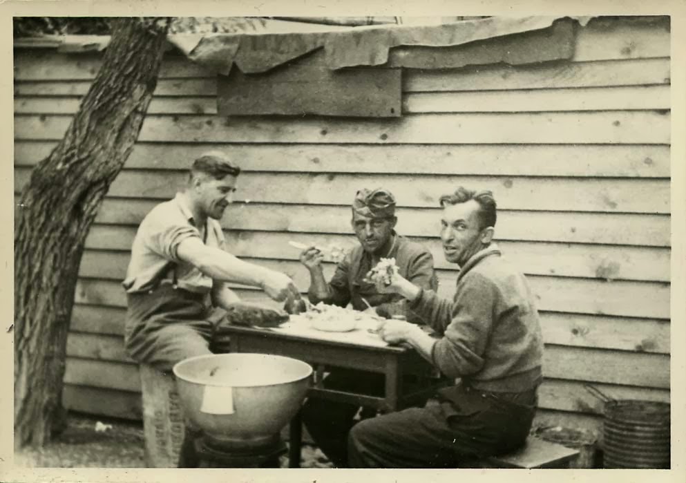 пожарная команда в 1922 году в касли. восторженно глядит на холст искусствоведов группа. отчетливо старый. я стала на год старше стихи. группа искусствовед искусствоведов тихо восторженно.