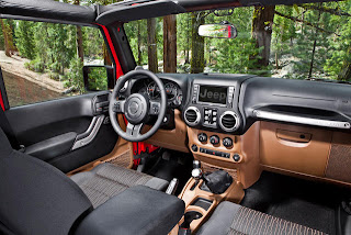 2012-Jeep-Wrangler-Unlimited-interior-02
