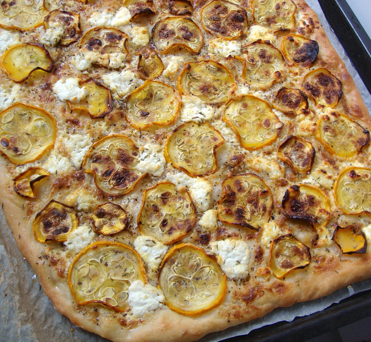 Cooketteria: Blechpizza mit Zucchinichips, Ziegenkäse und Sumach