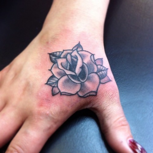 Pequena Rosa Tatuagem Na Mão