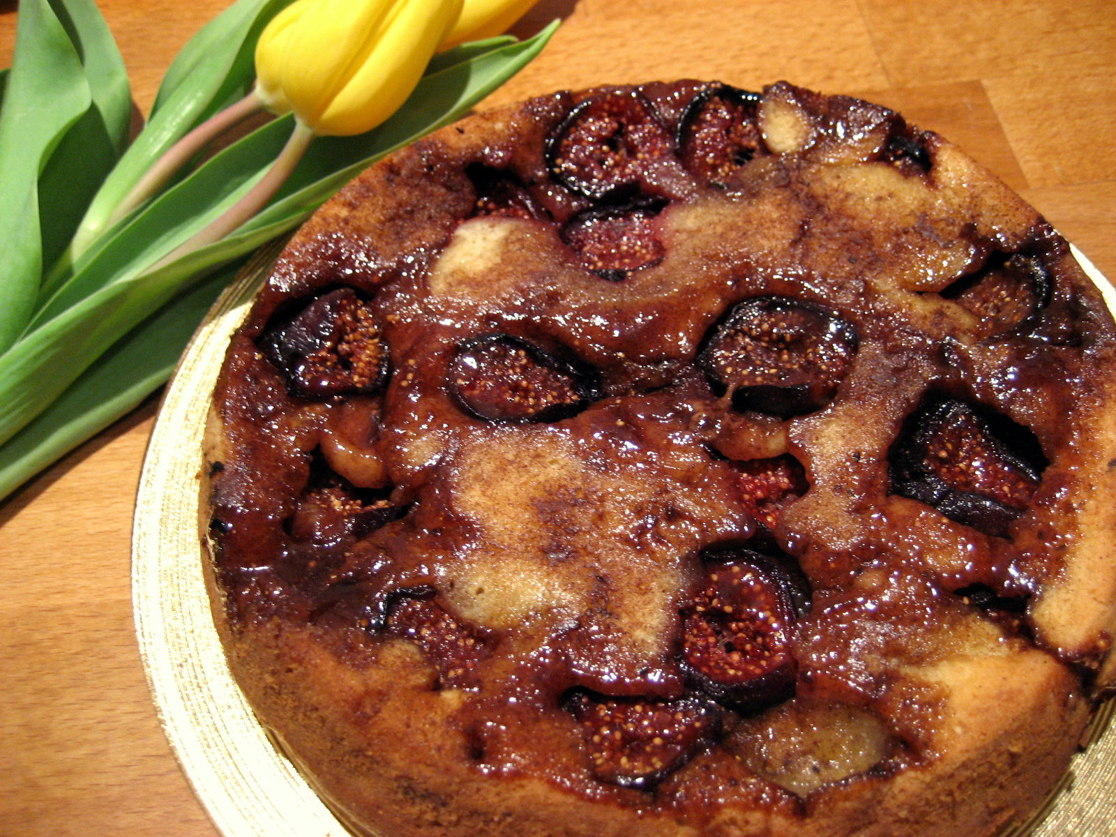 upside-down fig cake dessert caramelised cake Easy recipe