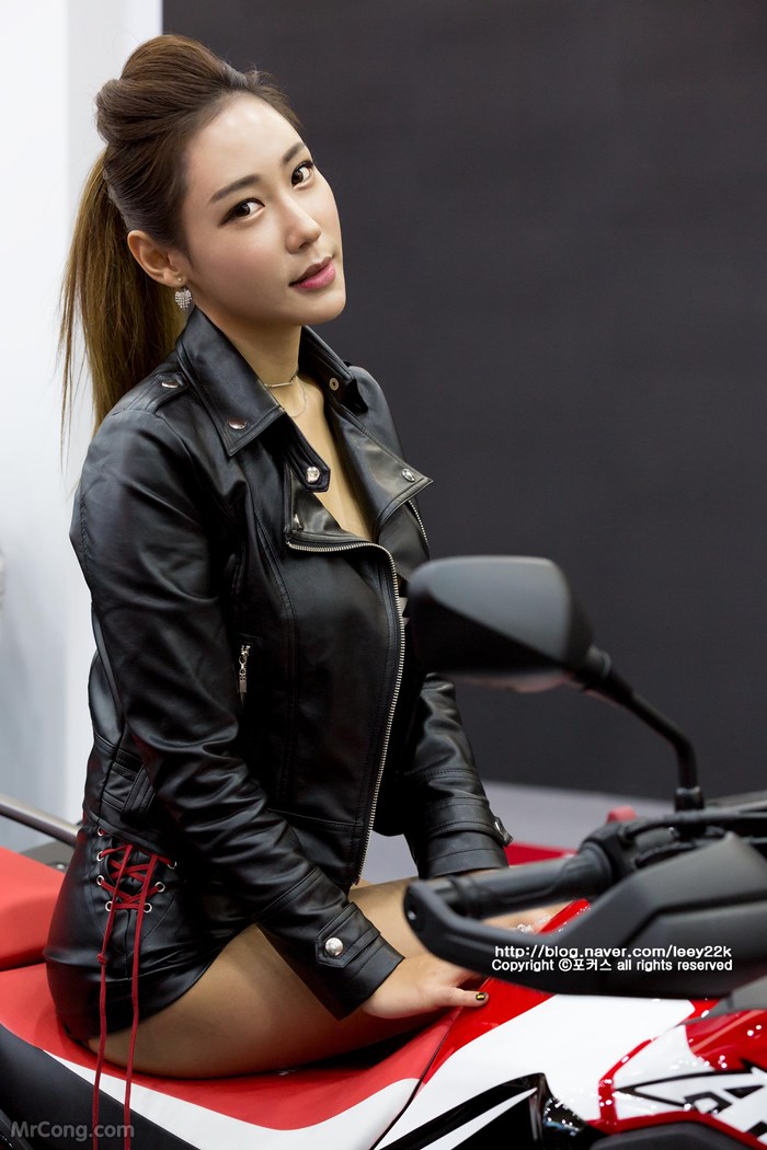 Kim Tae Hee&#39;s beauty at the Seoul Motor Show 2017 (230 photos) photo 9-16