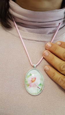 How to create a necklace using a simple elastic How to create a necklace using a simple elastic