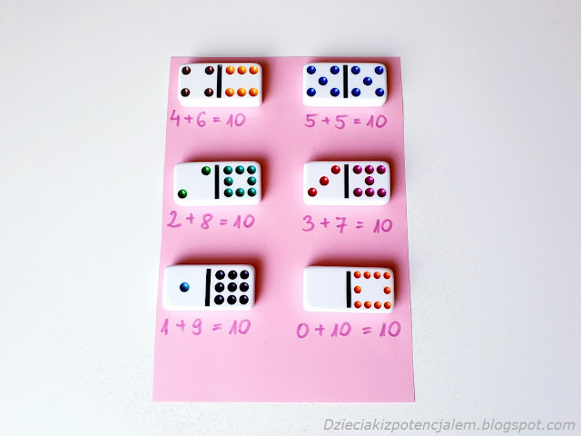 nauka dopełniania do 10 z użyciem kamieni domino i zapisywaniem wyników na kartce
