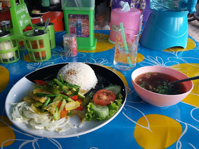 delicious food in a local place on the island of Koh Jum Heerlijk eten op Koh Jum in Thailand