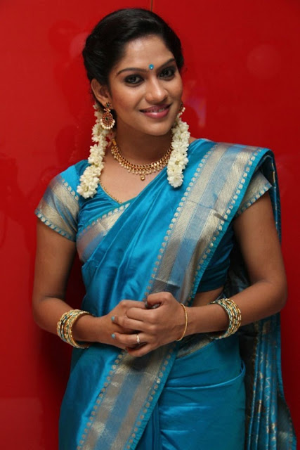 Photo 2 Actress swasika in saree