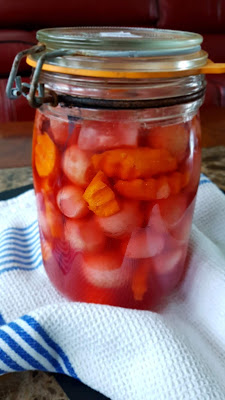 Les petits radis roses et carottes fermentés ;Les petits radis roses et carottes fermentés