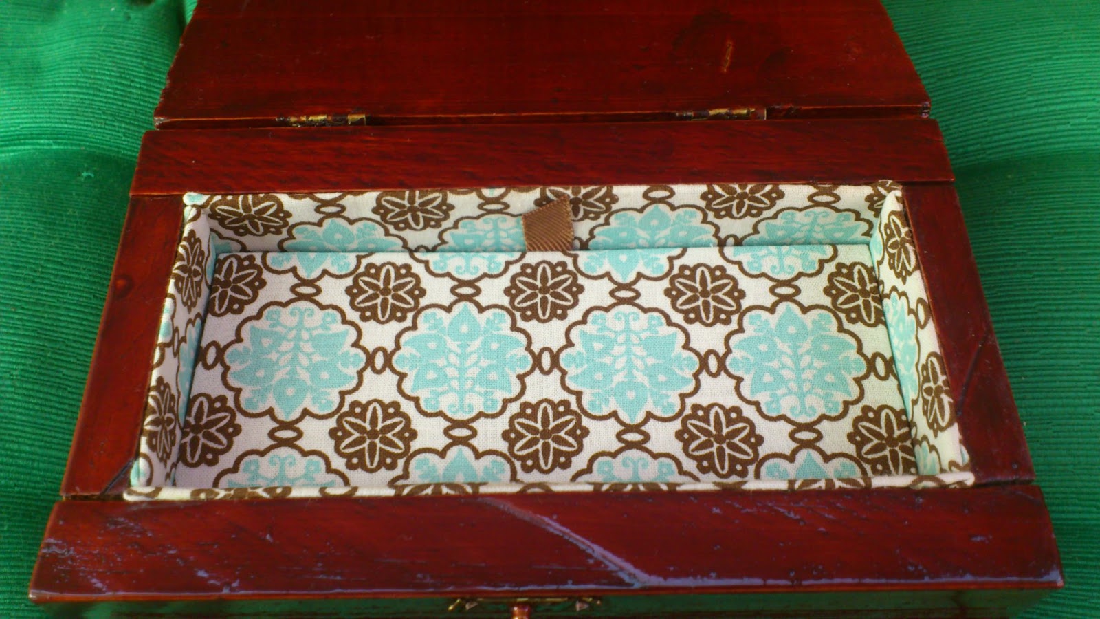 MADERA DE MINDI: Tu pequeño cofre de madera y esa tela...