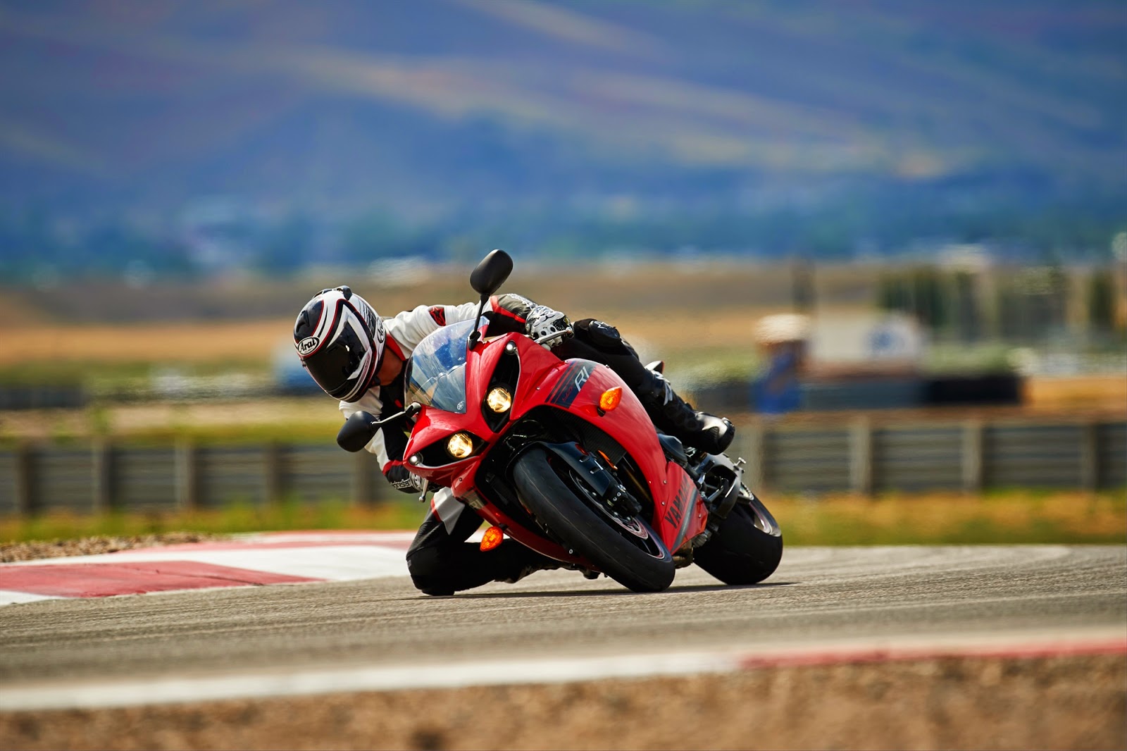 Yamaha r 1 2014 HD