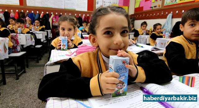 Diyarbakır'da ilkokul öğrencilerine okul sütü dağıtıldı DİYARBAKIR-Milli Eğitim Bakanlığı, Sağlık Bakanlığı ile Gıda, Tarım ve Hayvancılık Bakanlığının işbirliğiyle yürütülen "Okul Sütü" programı kapsamında Diyarbakır'da süt dağıtım töreni düzenlendi.
