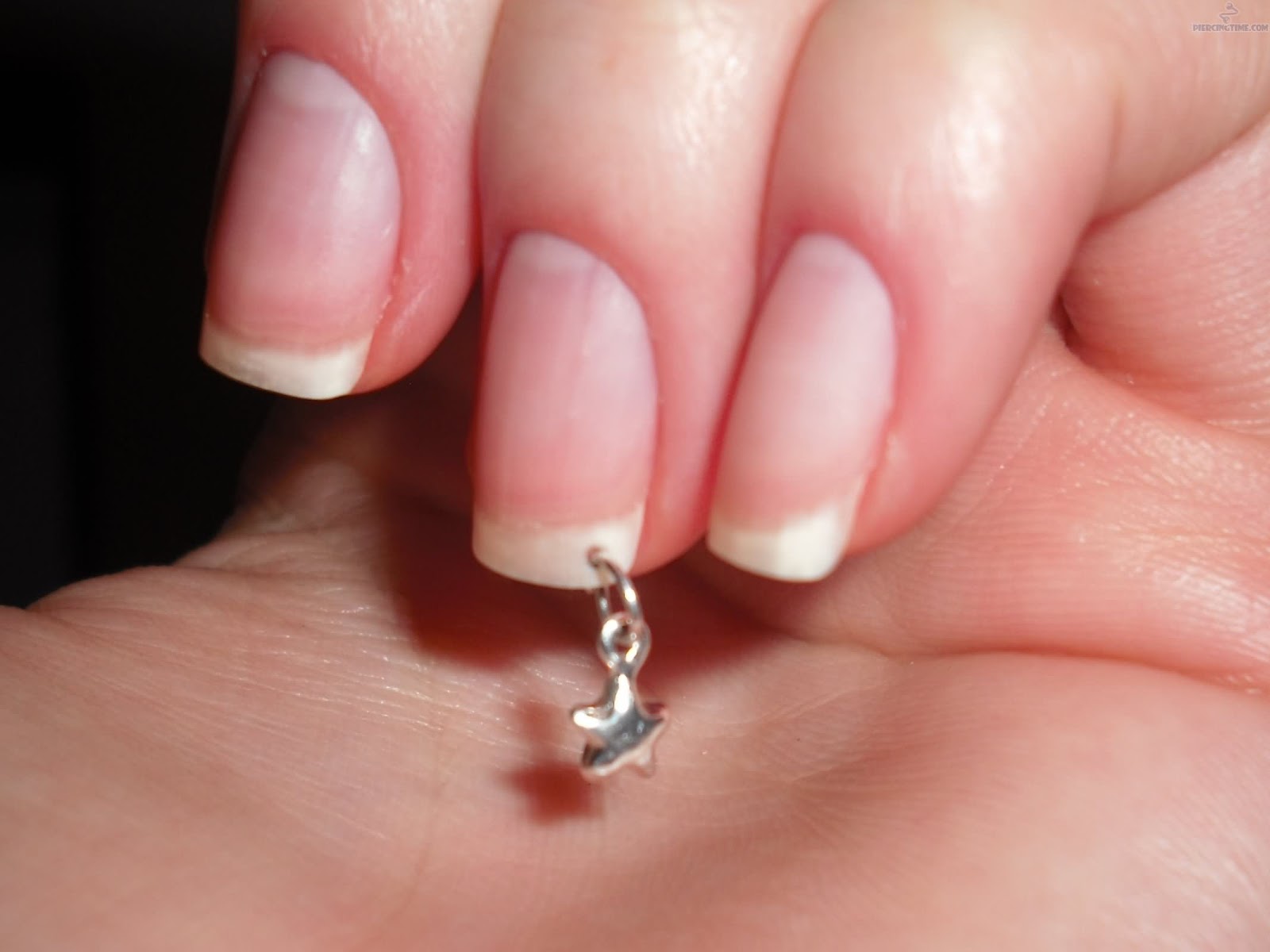 La Universidad de las Uñas en ACRÍLICO y GEL 915631393 y 679603426: ¿Se  pueden poner piercing en las uñas naturales?