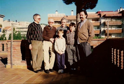 Manuel Tobello con sus tres hijos y nietos
