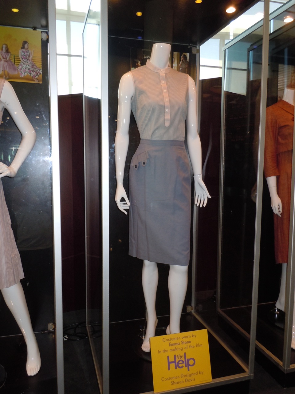 Hollywood Movie Costumes and Props Outfits worn by Emma Stone in The