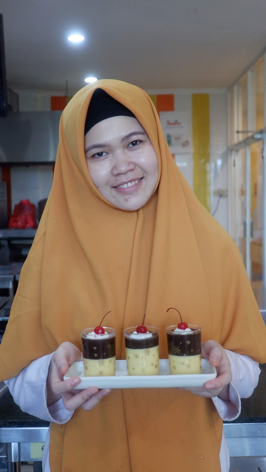 Mahasiswa Advanced Pastry Buat Dua Kreasi Produk Pastry pada Final Exam