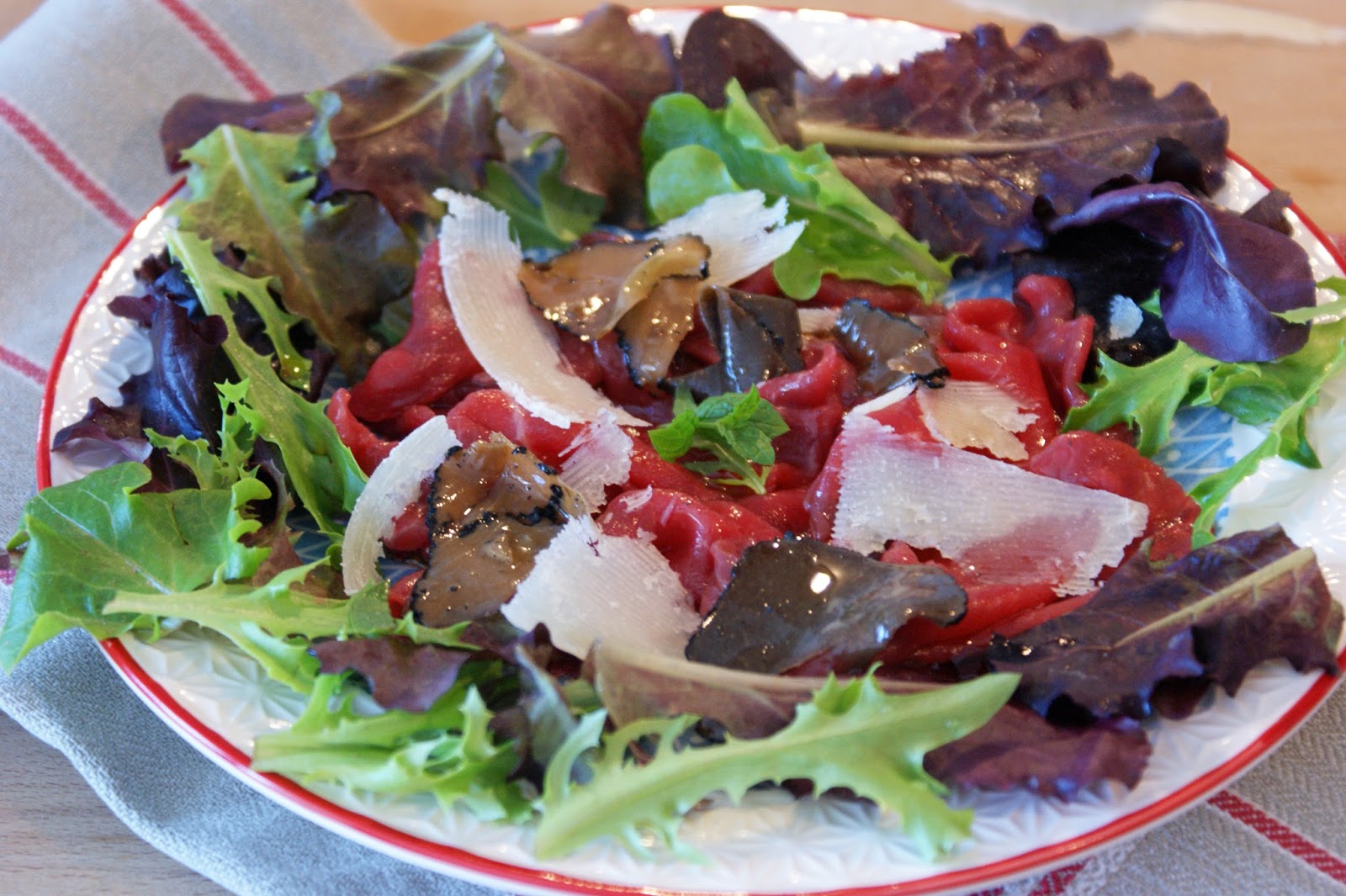 Afternoon Tea: Carpaccio de boeuf à la truffe d'été Afternoon Tea: Carpaccio de boeuf à la truffe d'été