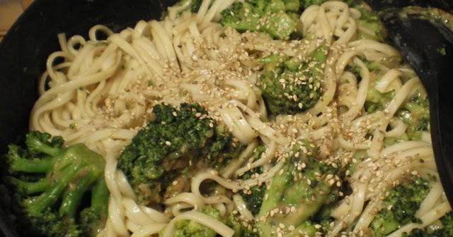 Sekundentakt: asiatische Nudeln mit Brokkoli und Sesam