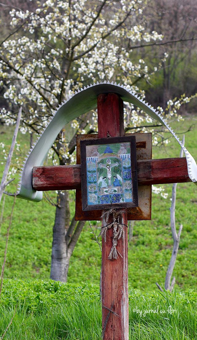 cruce de lemn cu icoana rastignirii si cires inflorit primavara Transilvania