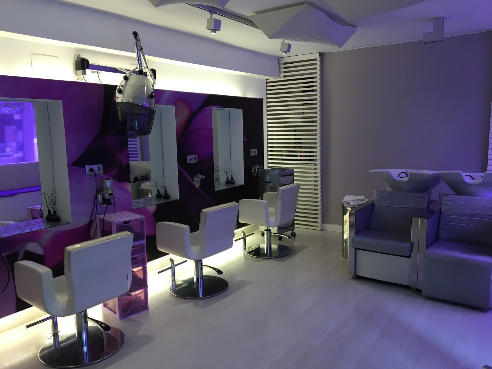 Recorriendo Zaragoza Un salón de peluquería con todos los servicios