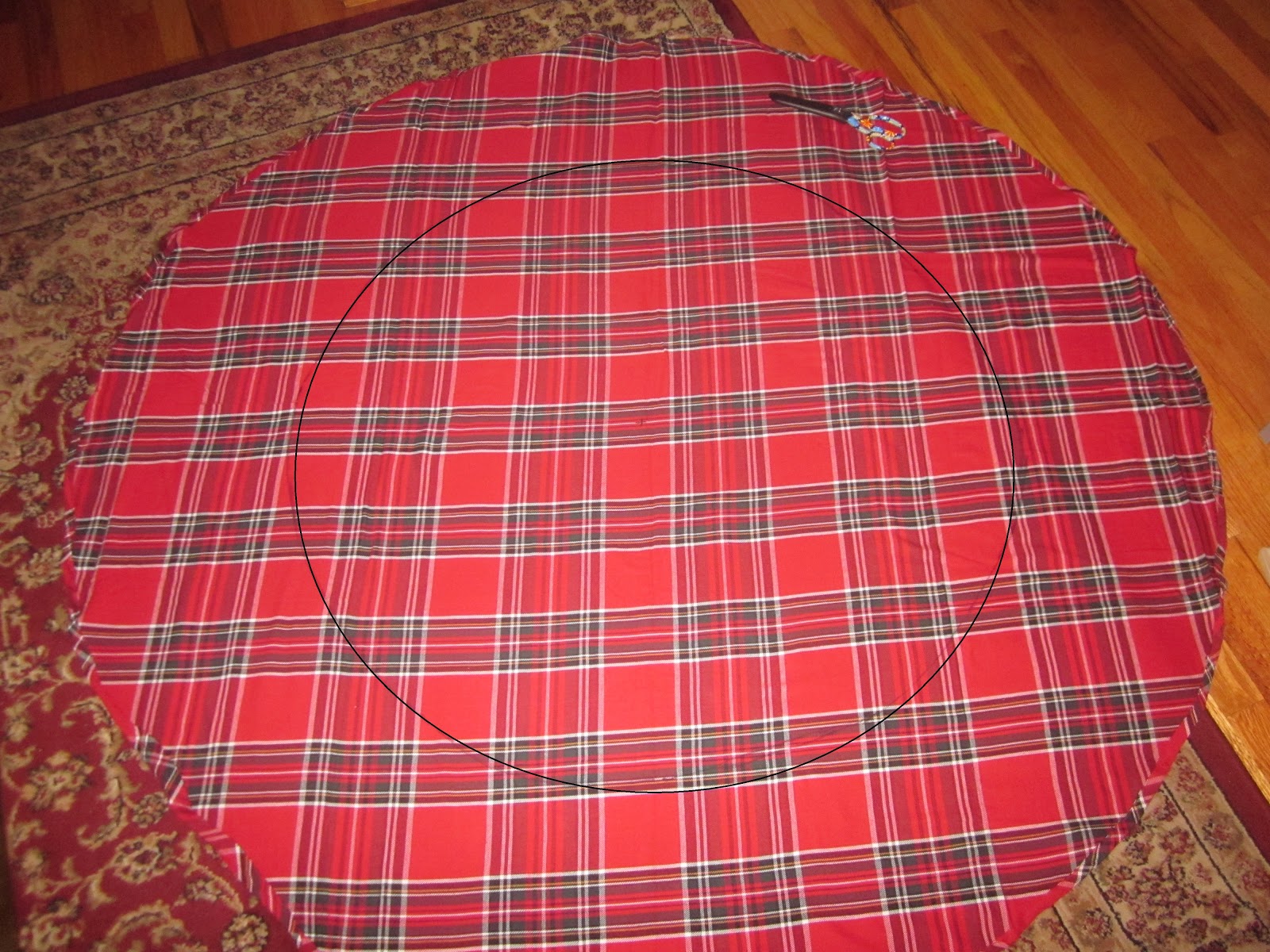 the-crafty-novice-diy-sew-round-table-cloth-to-christmas-tree-skirt