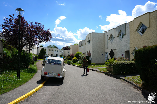 Elancourt - Résidence du Pré-Yvelines, Pistons et Cylindres. Maisons OCIL Architectes: Philippe et Martine Deslandes Projet / Construction: 1969 - 1973 200 maisons: 81 "Pistons" et 119 "Cylindres" Elancourt - Résidence du Pré-Yvelines, Pistons et Cylindres. Maisons OCIL Architectes: Philippe et Martine Deslandes Projet / Construction: 1969 - 1973 200 maisons: 81 "Pistons" et 119 "Cylindres"