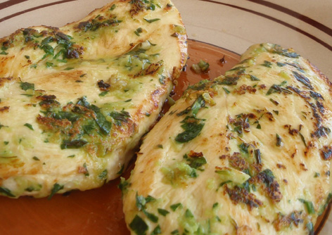 Pechuga de pollo adobada con ajo y perejil