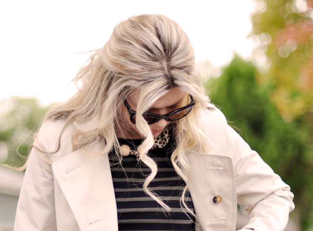 blonde waves, hair, burberry trench