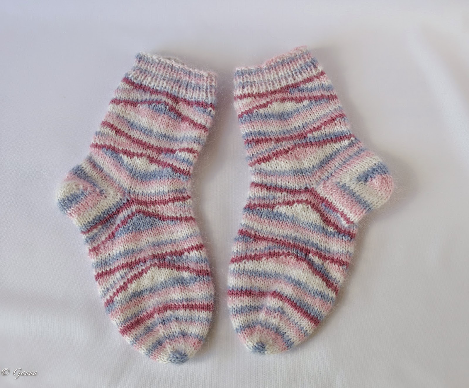 носки укороченными рядами. укороченные носки спицами. носки вязаные укороченными рядами. носки укороченными рядами. следки тапочки сапожки спицами.