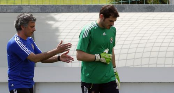 مورينيو يرد بقوة على تصريحات كاسياس