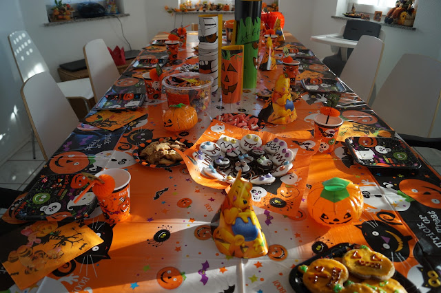halloween tisch mit deko