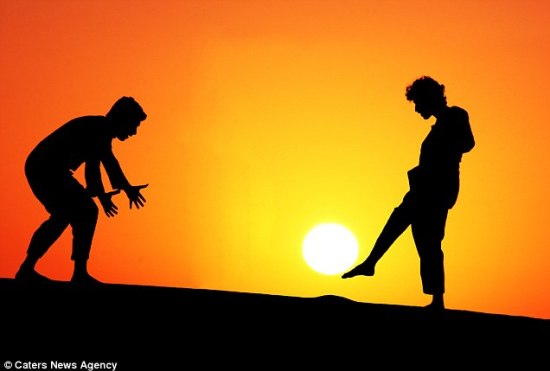 سعودي يلعب مع الشمس - مالك التويجري سعودي يلعب مع الشمس - مالك التويجري