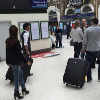 Shah Rukh Khan and Gauri Khan spotted at Charing Cross railway station
