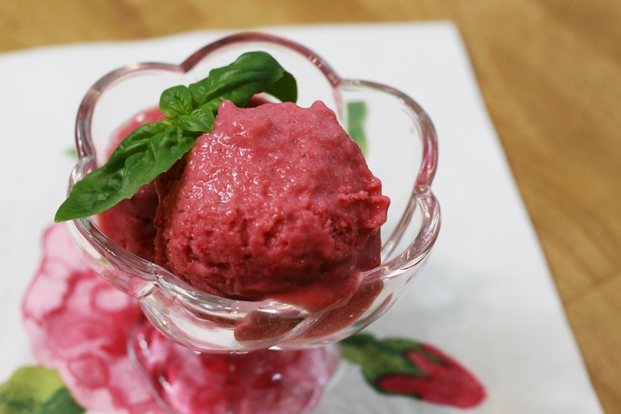 Sekundentakt: Erdbeer-Basilikum-Eis