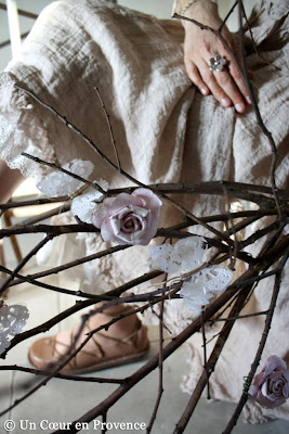 Roses en papier anciennes accrochées à des branches