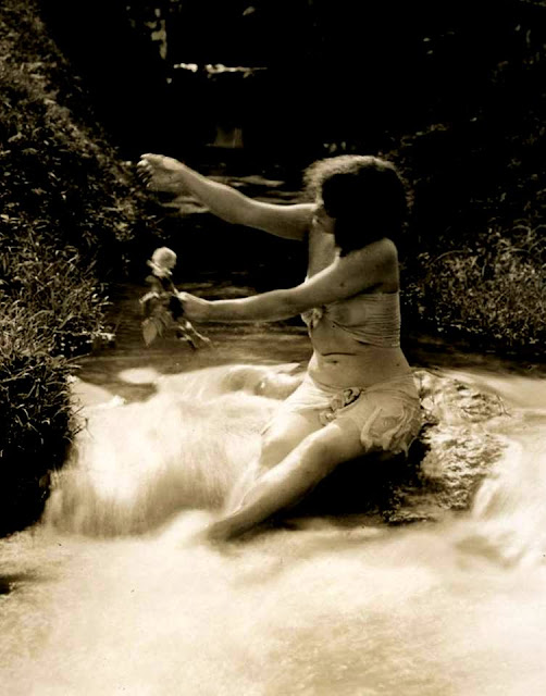 Carlos Morales, "Un rostro en el jardín", Col. Poama, DESNUDA, de León Molina. Fotograma de Annette Kellerman in The daughter of the gods (1916). Libro de Referencia: Carlos Morales, "Un rostro en el jardín", Col. Cuadernos del Mediterráneo, El Toro de Barro, Tarancón de Cuenca 2000
