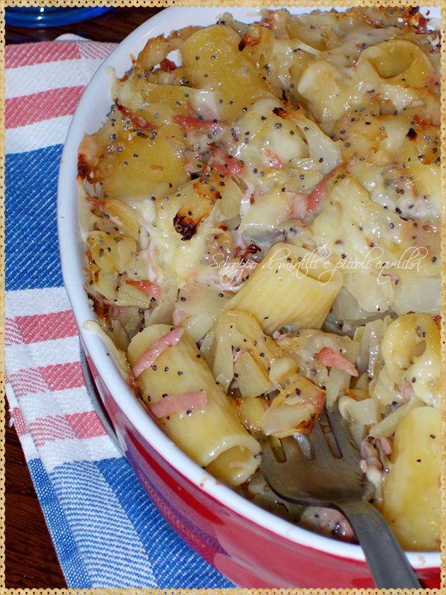 Rigatoni al forno con cavolo cappuccio, mortadella e semi di papavero