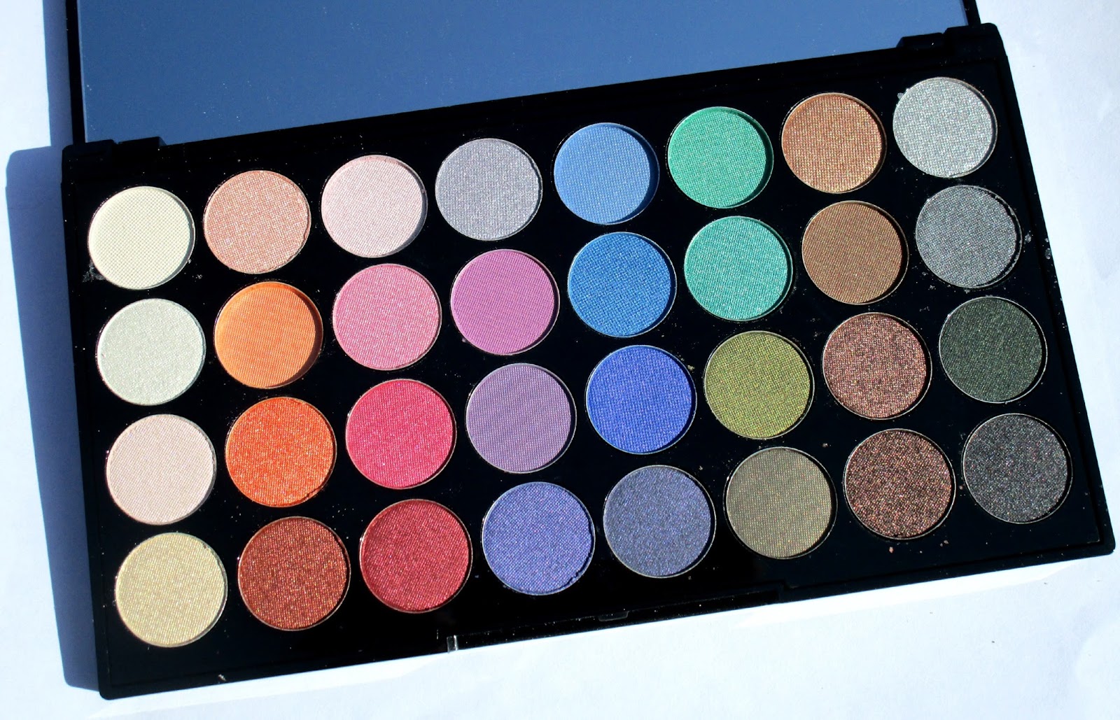Makeup revolution mousse shadow. Makeup revolution палетка теней 32 ultra eyeshadows, mermaids forever. революшен палетка mermaid. r палетка 32оттен.mermaids. revolution mermaids forever.