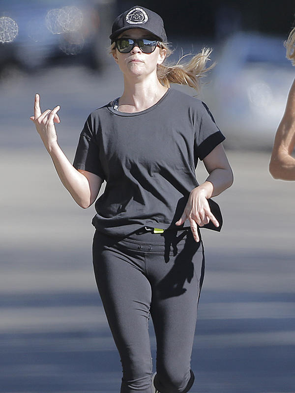 Reese Witherspoon faz desporto em spandex - Tomates Podres