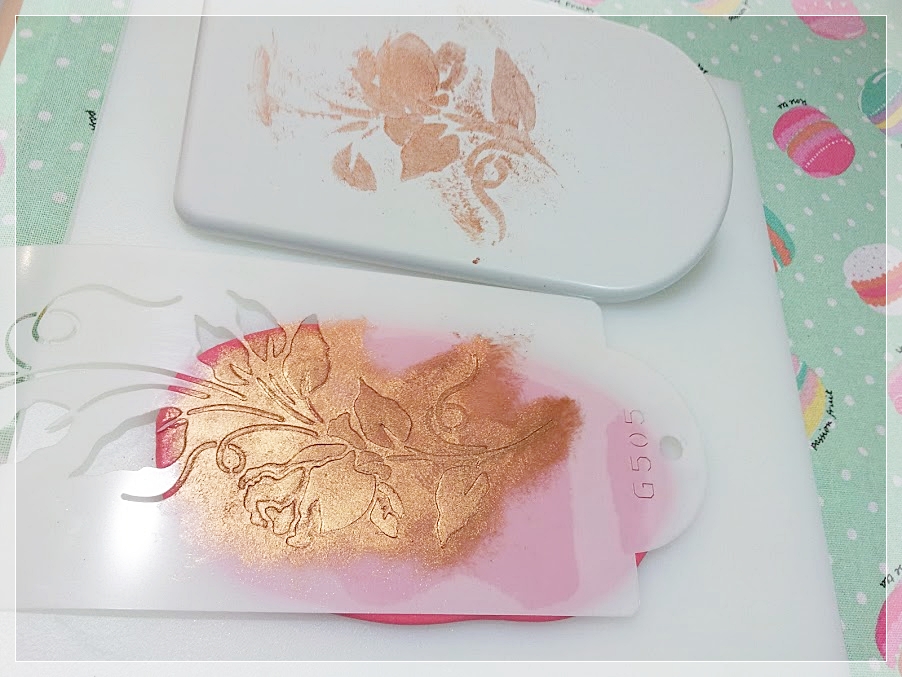 El mundo de las Tartas Fondant Aplicando un stencil sobre fondant