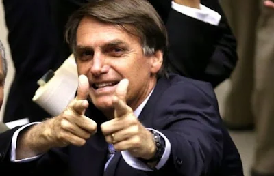 Bolsonaro 'atirando'
