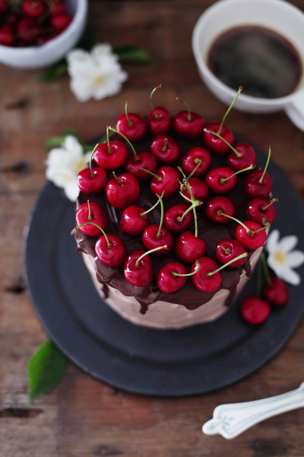 50 Jahre Jacobs Krönung und eine Mokka-Schokoladentorte mit Kirschen ...