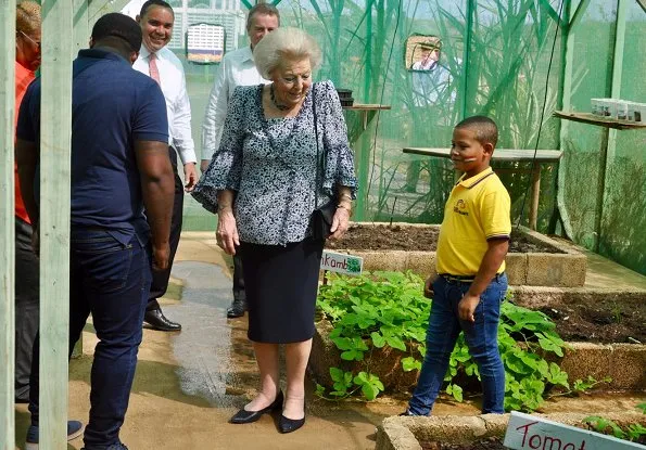 Princess Beatrix visited the Washington Slagbaai National Park. Princess Beatrix visited the Kolegio Strea Briante school