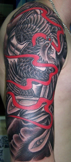 Tatuaje Ave Fenix estilo japones en el hombro