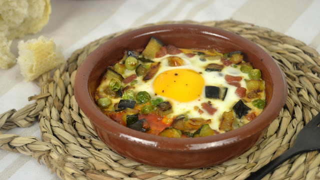 Huevos Al Plato Con Jamón Y Verduras
