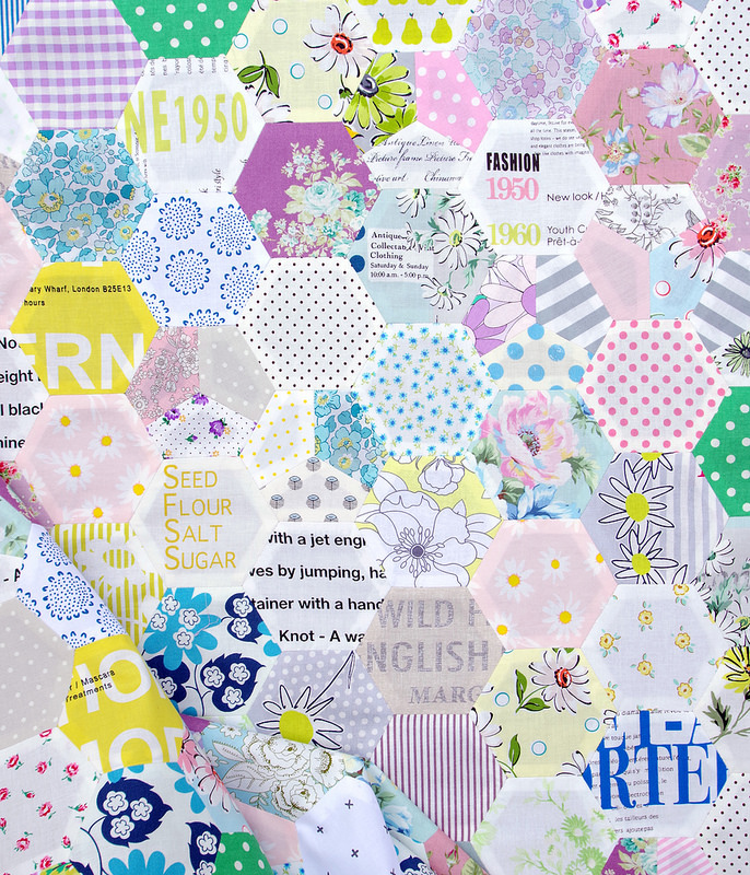 Floral Hexagon Quilt - English Paper Piecing | © Red Pepper Quilts 2017