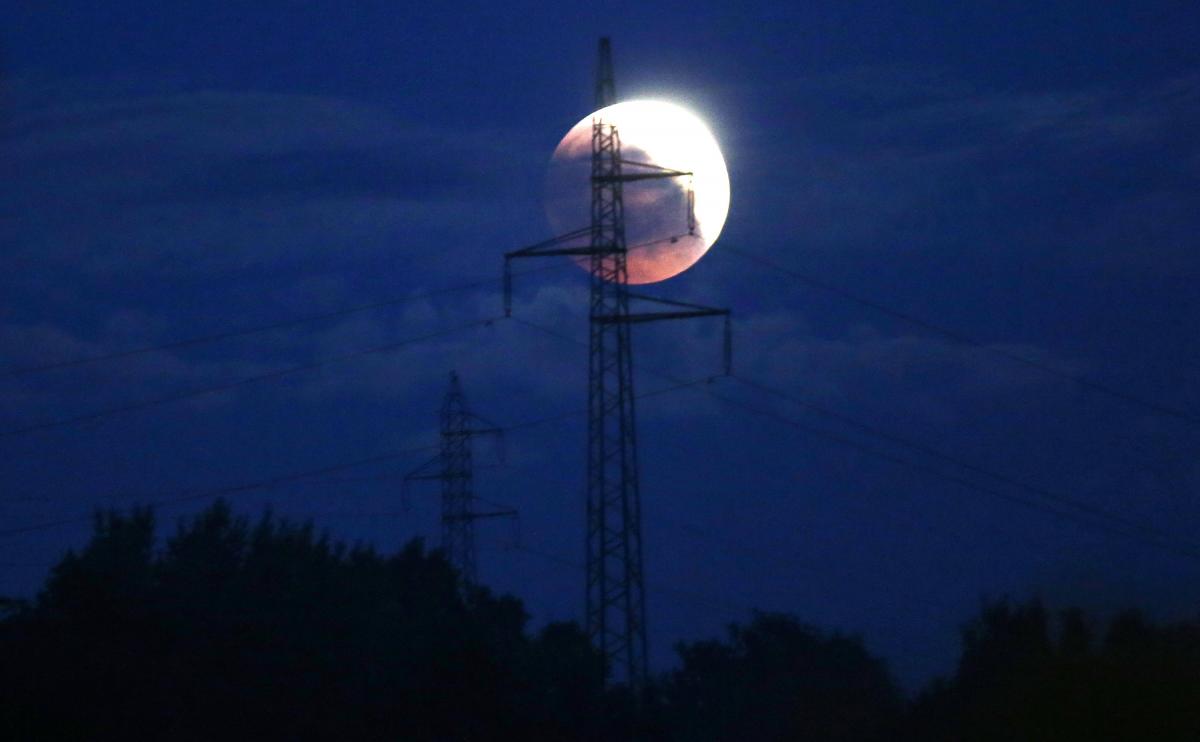 Затмения 21 века в россии. Луна 28. Лучшие фото затмения. Самое длинное затмение фото. Самое длинное лунное затмение.
