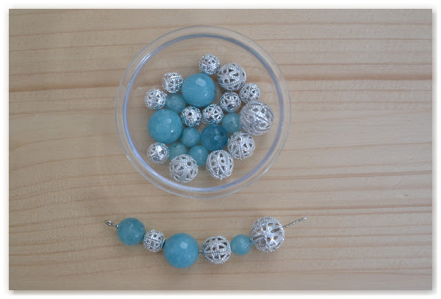 perles en quartz bleu à facettes et argentées ajourées