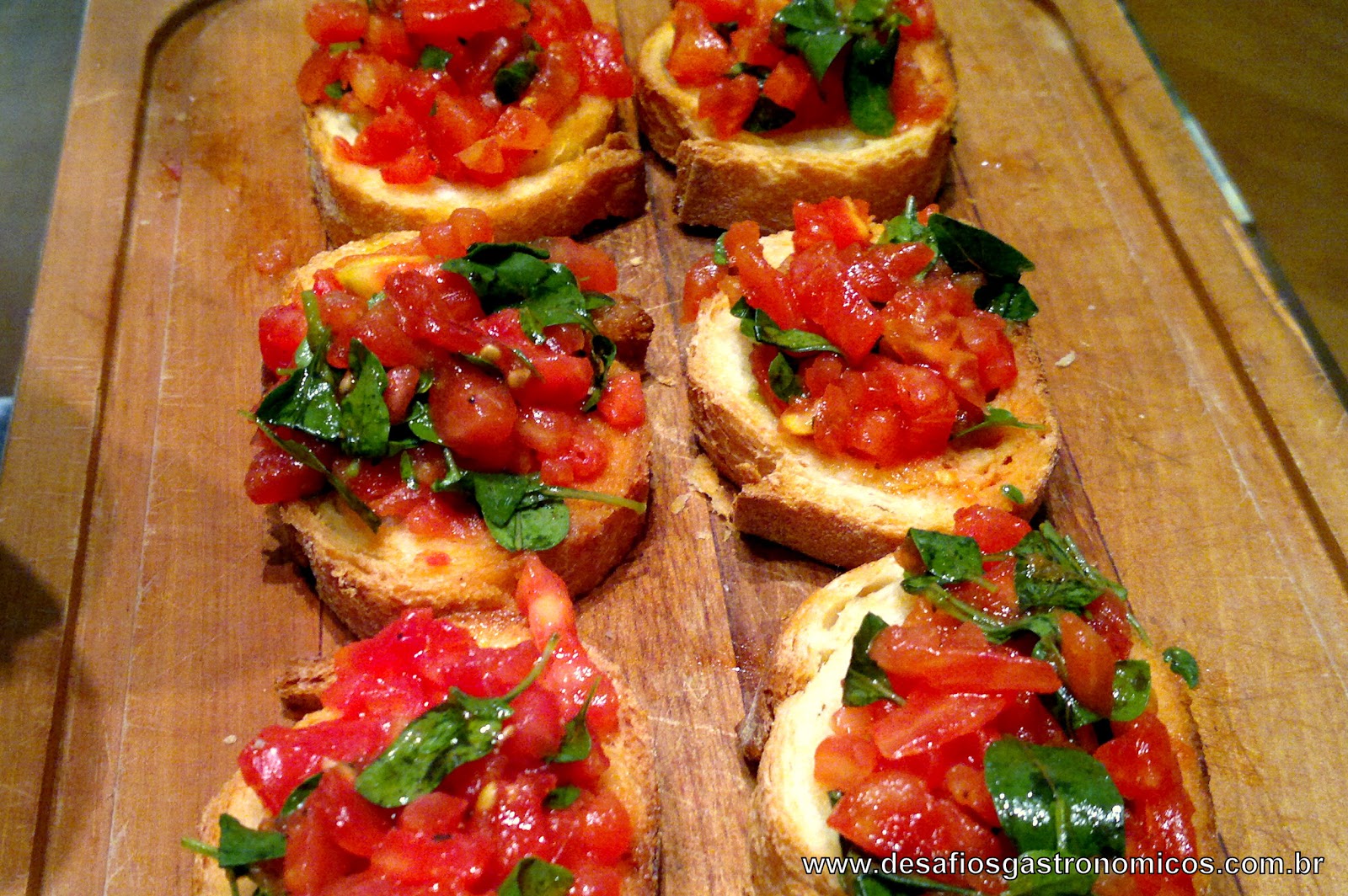 Desafios Gastronômicos: Bruschetta de Tomate e Manjericão (Jamie Oliver)
