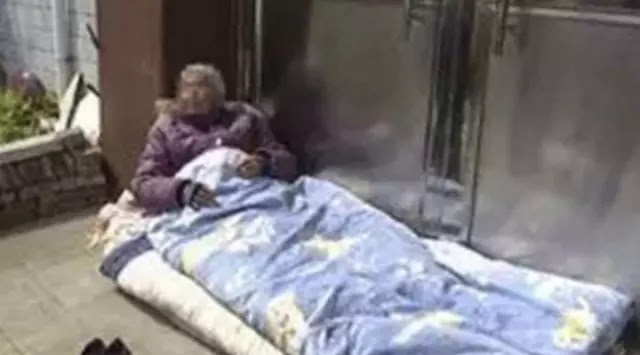 Lagi-Lagi Masalah Uang, Hingga Anak Ini Tega Usir Ibunya & Tidur Diluar Rumah Lagi-Lagi Masalah Uang, Hingga Anak Ini Tega Usir Ibunya & Tidur Diluar Rumah