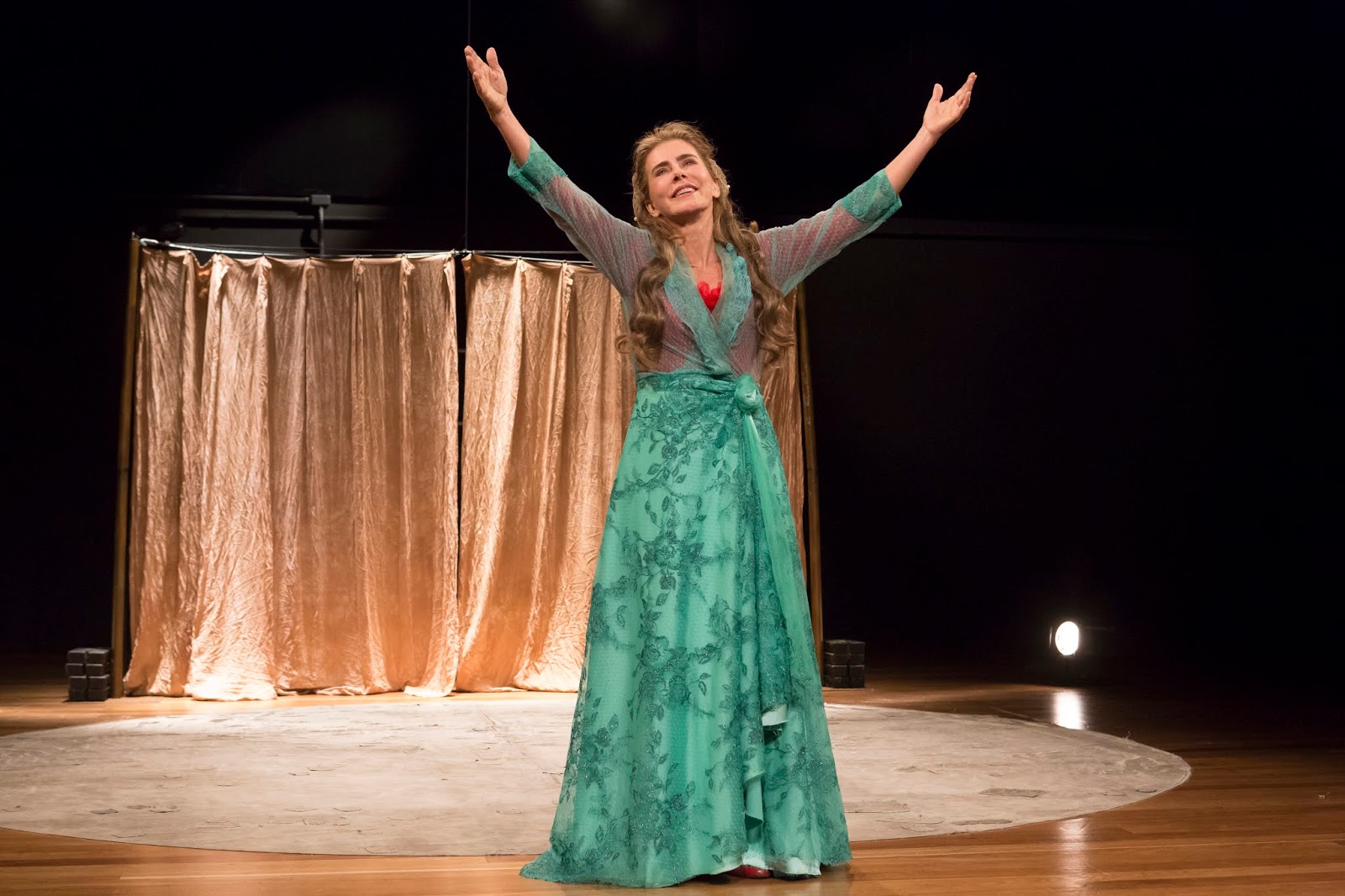 Atriz Maitê Proença apresenta A Mulher de Bath neste sábado no Teatro RioMar